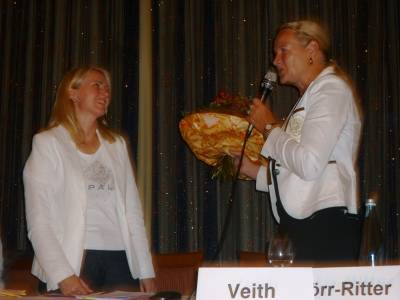 Birgit Veith dankt der Tagunsprsidentin, der Kreisvorsitzenden der Ortenau Helga Wssner.