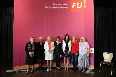 Die gewhlten Damen aus Sdbaden.
v.l.n.r.
Kordula Kovac, Priska Seiler, Helga Gund, Dr, Inge Grle, Vera Huber, Dr. Madline Gund, Karin Schmeh