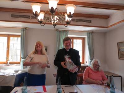 Erzbischof Burger freut sich ber das Gastgeschenk